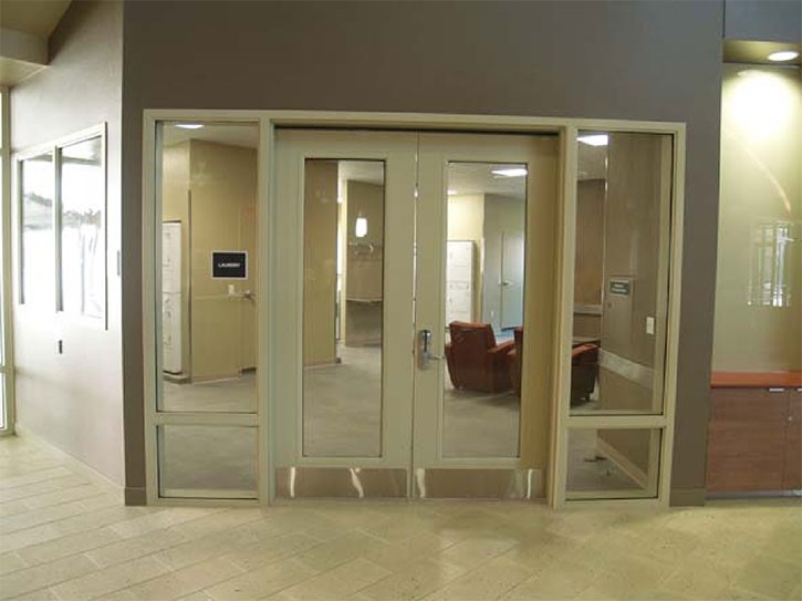 Welche Arten von Hardware eignen sich f&uuml;r die Montage an Metallt&uuml;ren