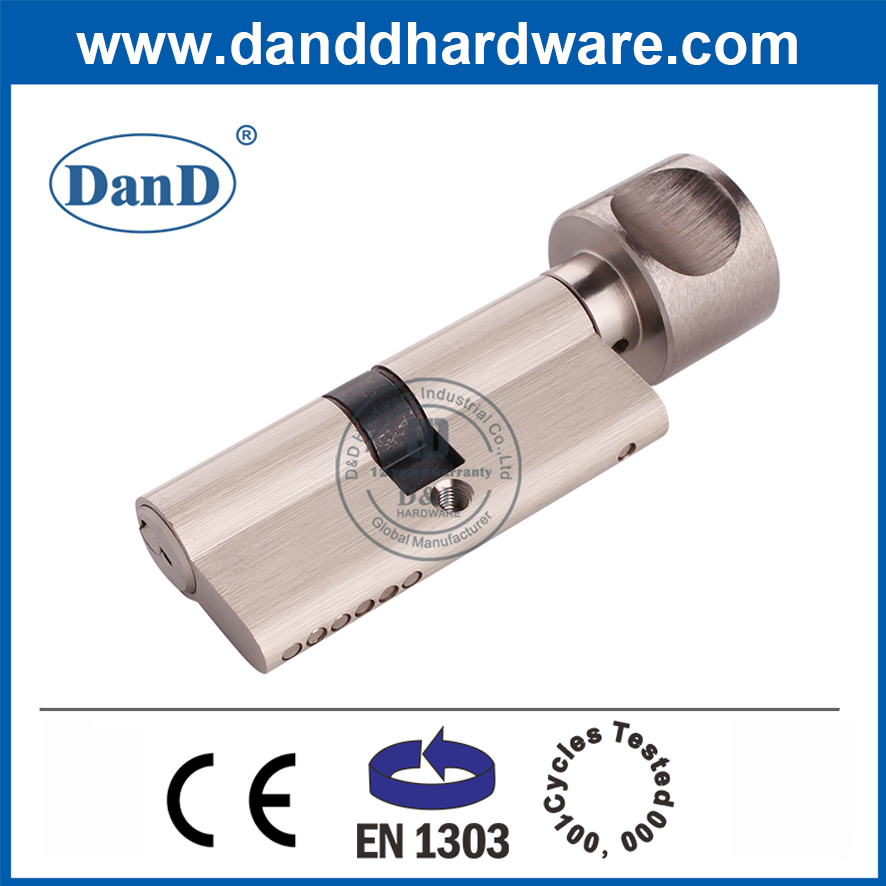 Schl&uuml;ssel und Zylinder drehen