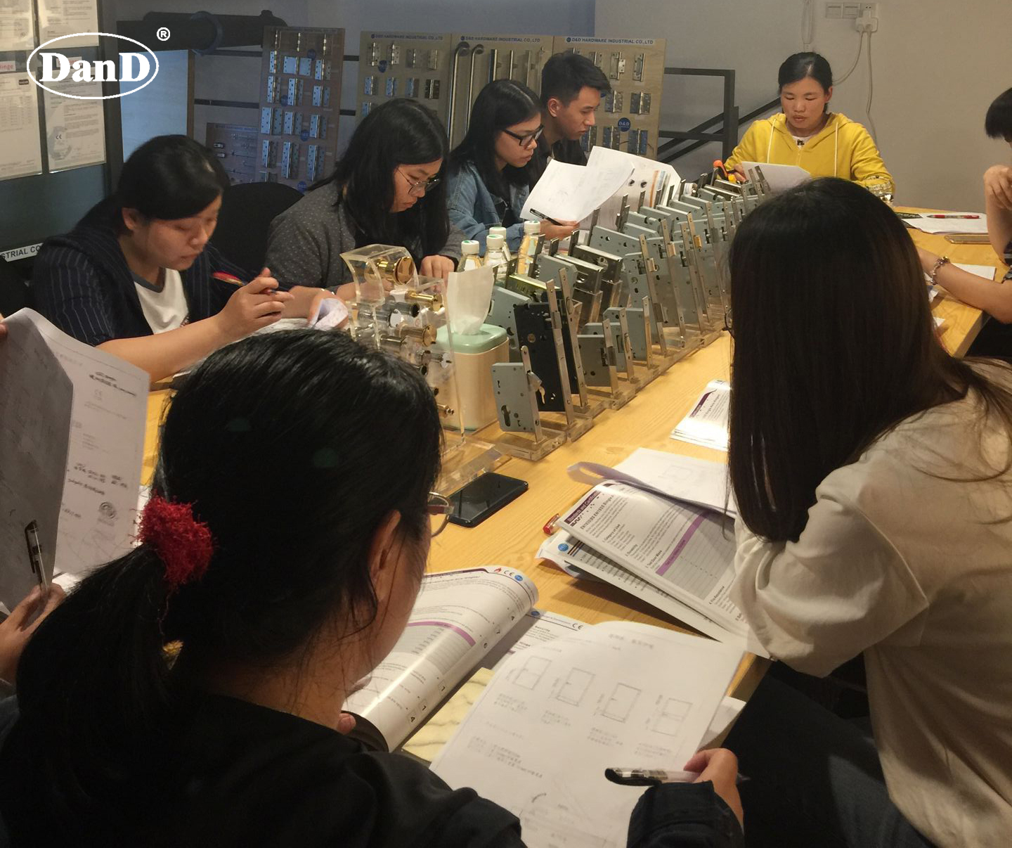 Wie qualifiziertes D & D-Team Kunden unterst&uuml;tzen kann, die richtige L&ouml;sungs-D- und D-Hardware zu finden