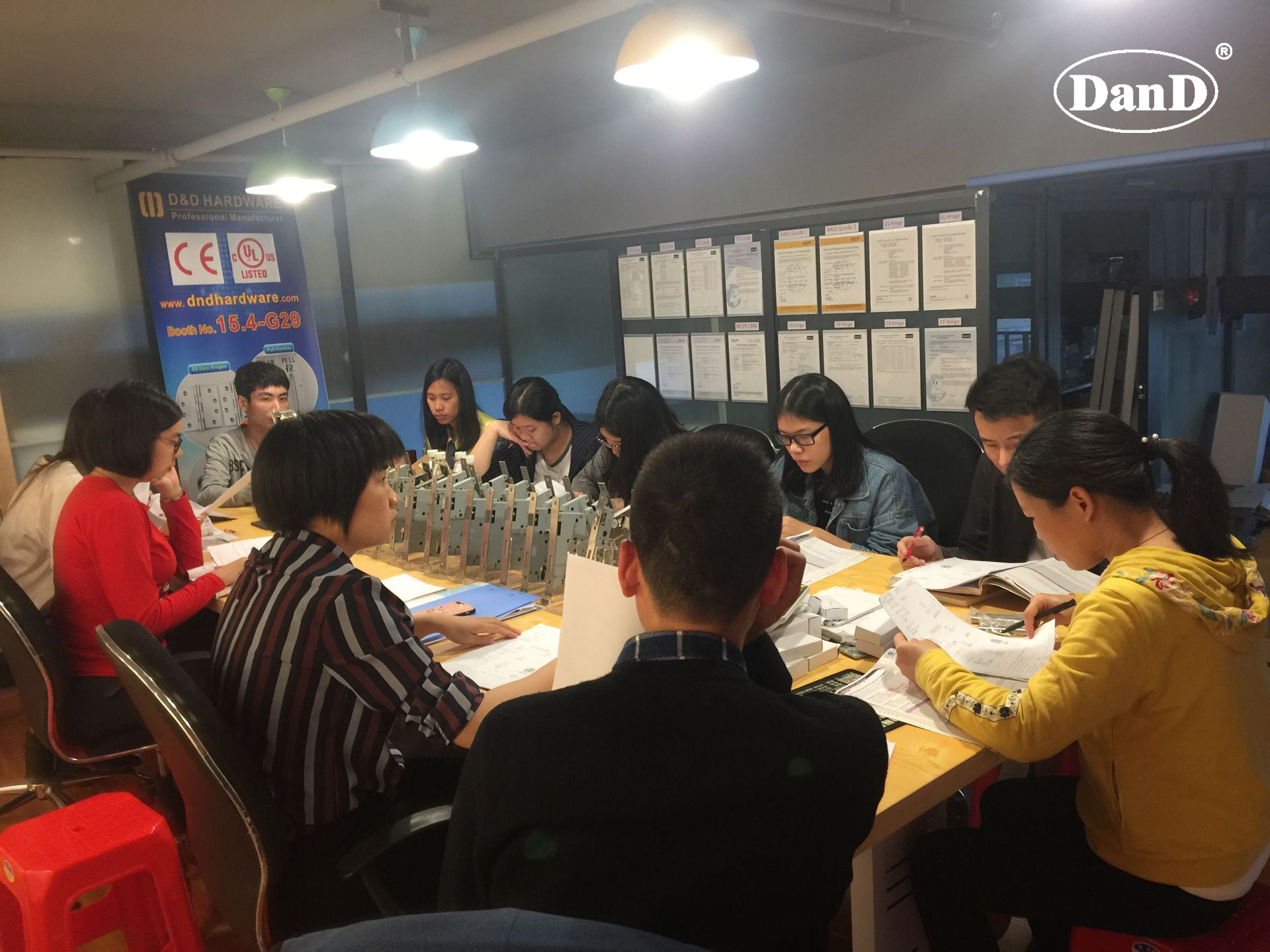 Wie qualifiziertes D & D-Team Kunden unterst&uuml;tzen kann, die richtige L&ouml;sungs-D- und D-Hardware zu finden