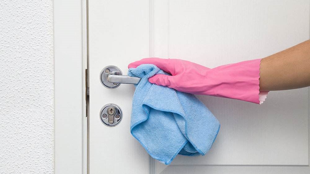 Die t&auml;gliche Wartung der T&uuml;rklemm- und D-Hardware aus Edelstahl-Stahl-T&uuml;ren